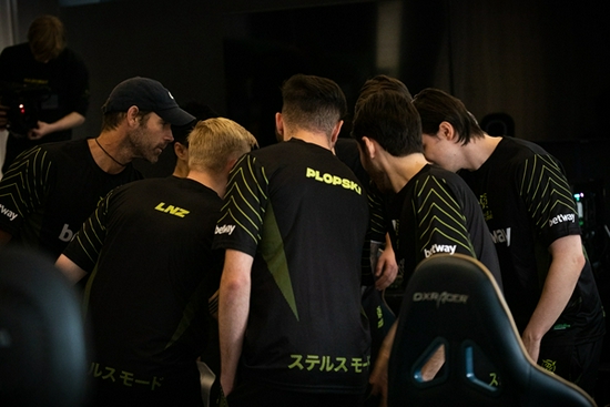 电竞比赛中紫色旗帜的象征意义与流行趋势解析